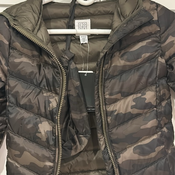 Packable down puffer-
Water resistant, wind resistant and machine washable - Picture 4 of 5